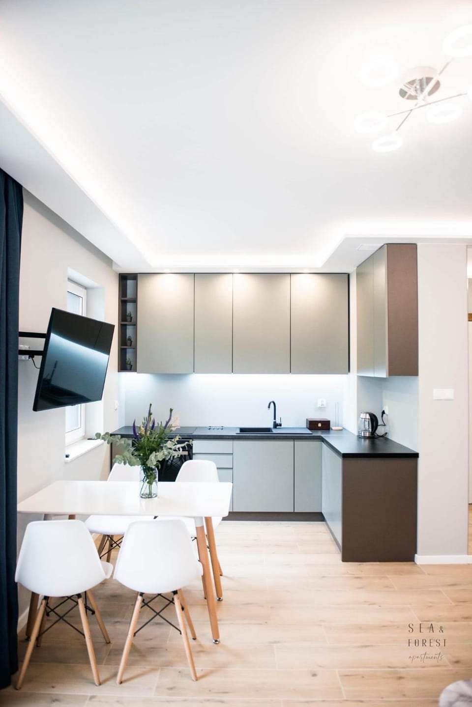 Kitchen or kitchenette, Dining area