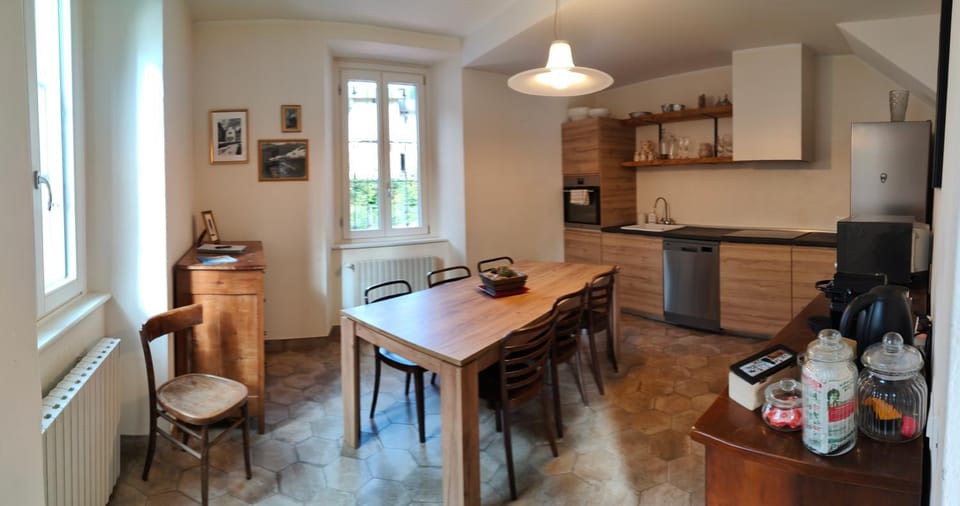Kitchen or kitchenette, Dining area