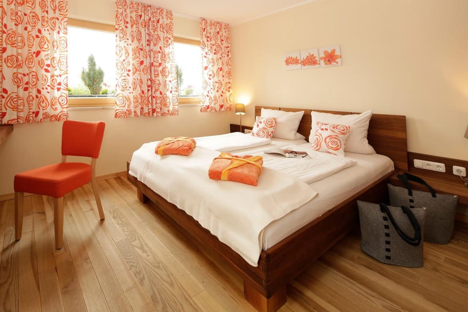 Photo of the whole room, Decorative detail