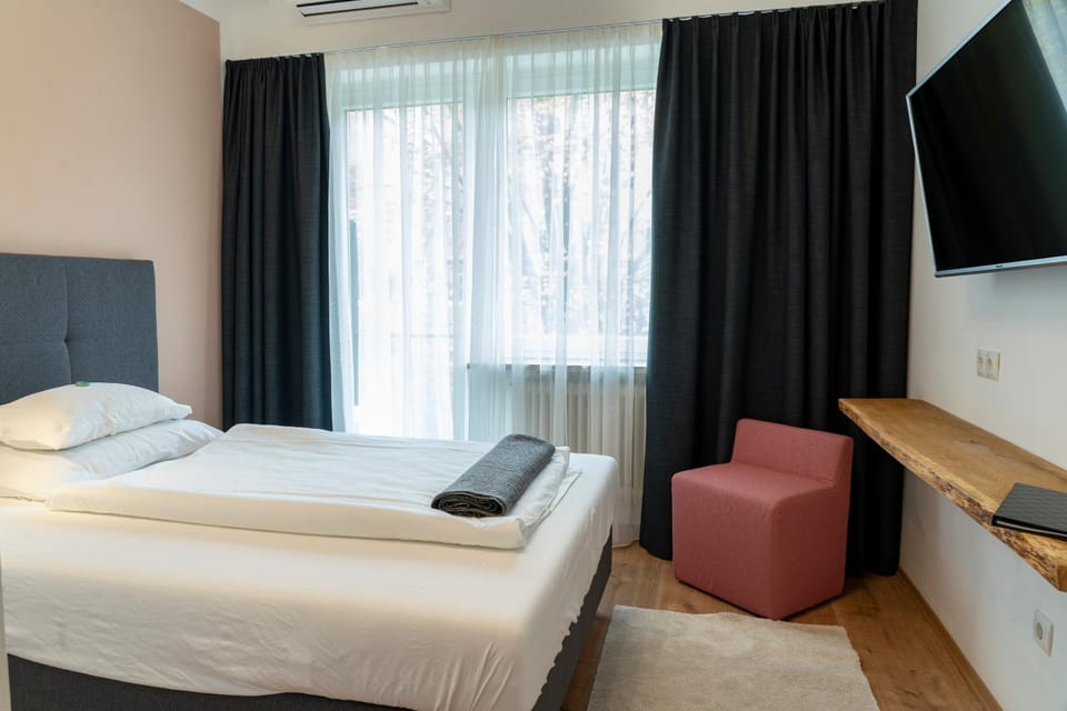 Bed, TV and multimedia, Photo of the whole room, Bedroom