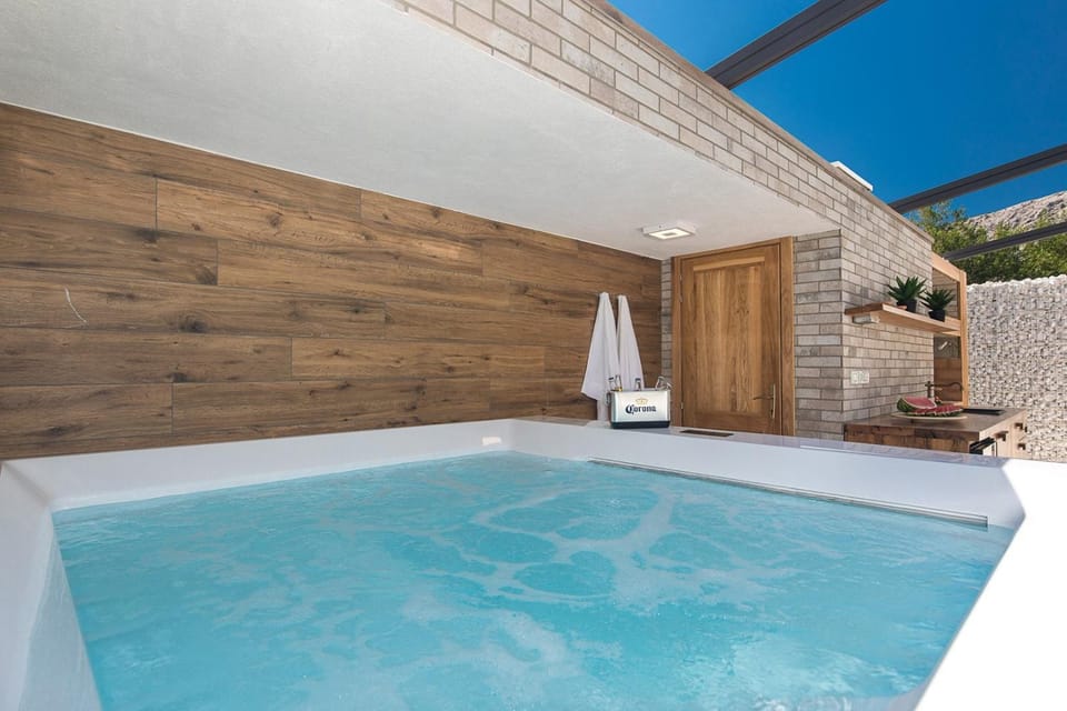 Day, Hot Tub