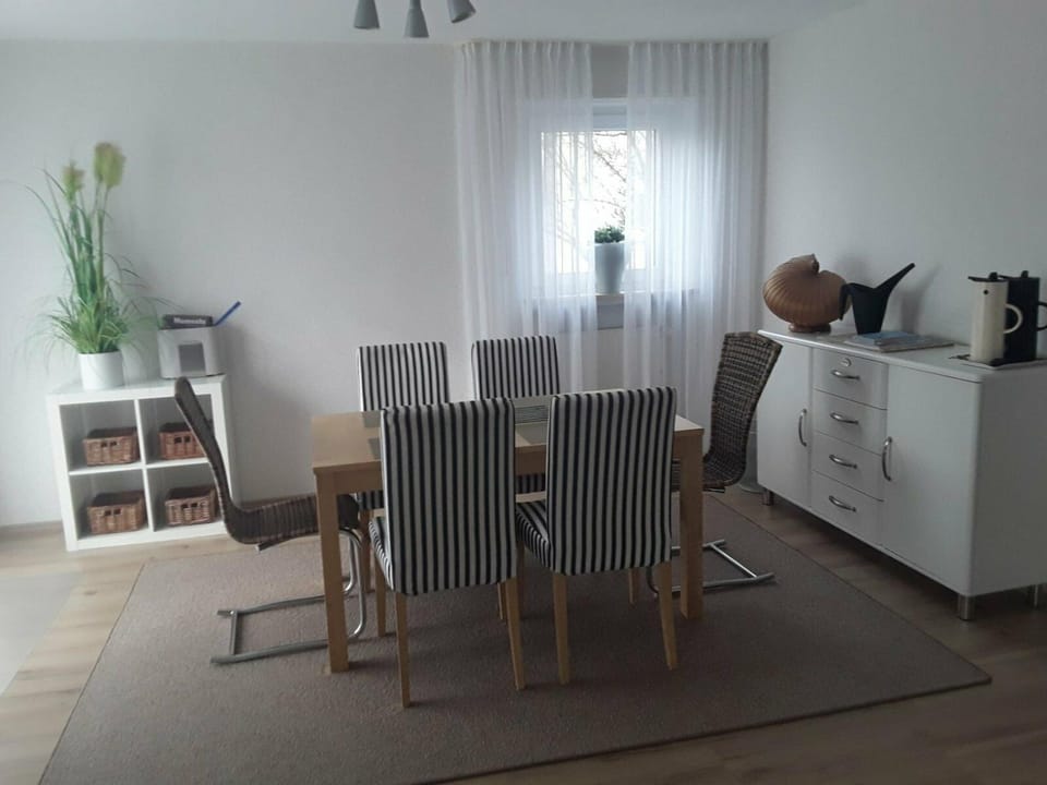 Photo of the whole room, Dining area