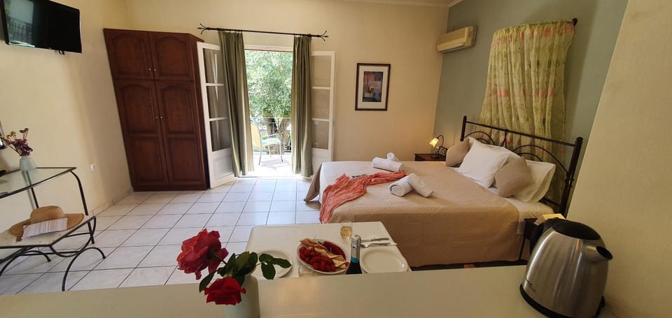 Bed, Garden view, Dinner