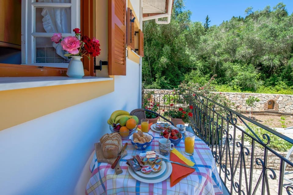 Property building, Natural landscape, Garden, Garden, Breakfast