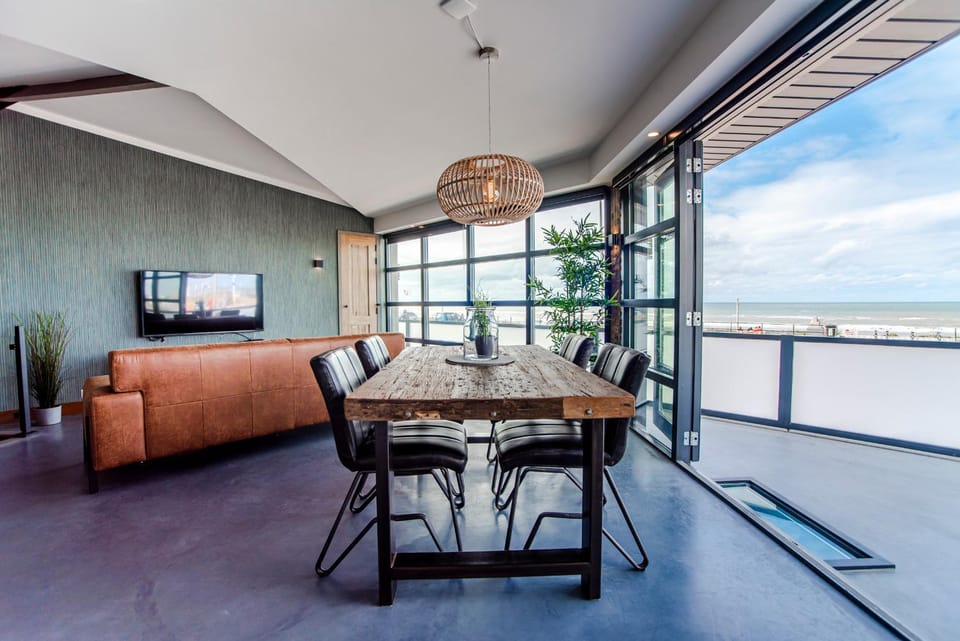 TV and multimedia, Balcony/Terrace, Living room, Seating area, Dining area, Sea view, Street view