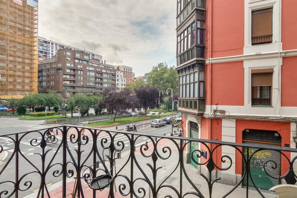Property building, Neighbourhood, Balcony/Terrace, Street view