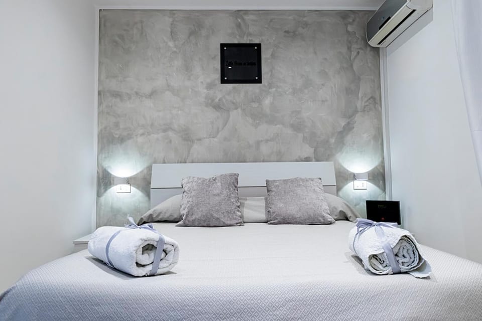 Bed, Photo of the whole room, Bedroom, towels, air conditioner