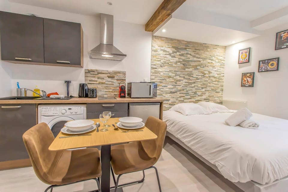 Kitchen or kitchenette, Bedroom