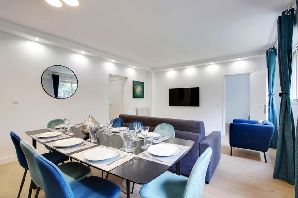 TROCADERO/ EIFFEL TOWER - 3 Bedrooms- All New! Apartment in Paris