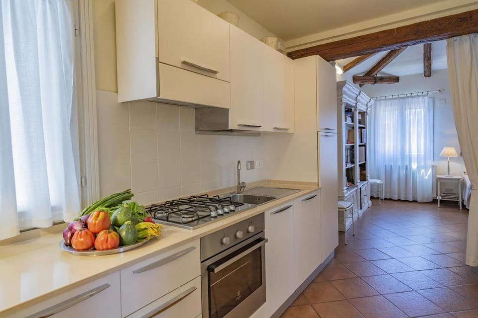 Coffee/tea facilities, Kitchen or kitchenette, Dining area