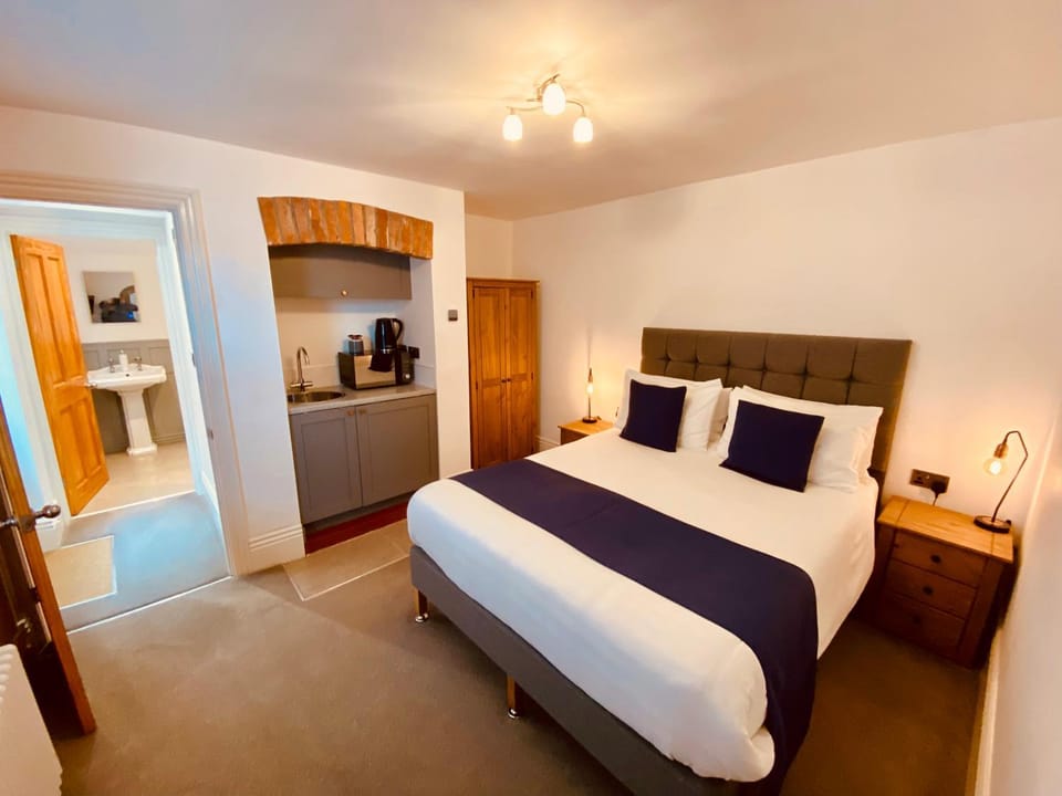 Bed, Kitchen or kitchenette, Photo of the whole room, Bedroom, wardrobe