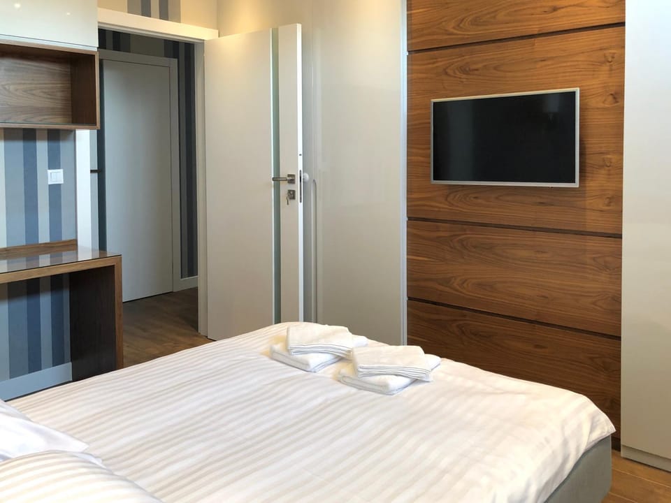 TV and multimedia, Photo of the whole room, Bedroom