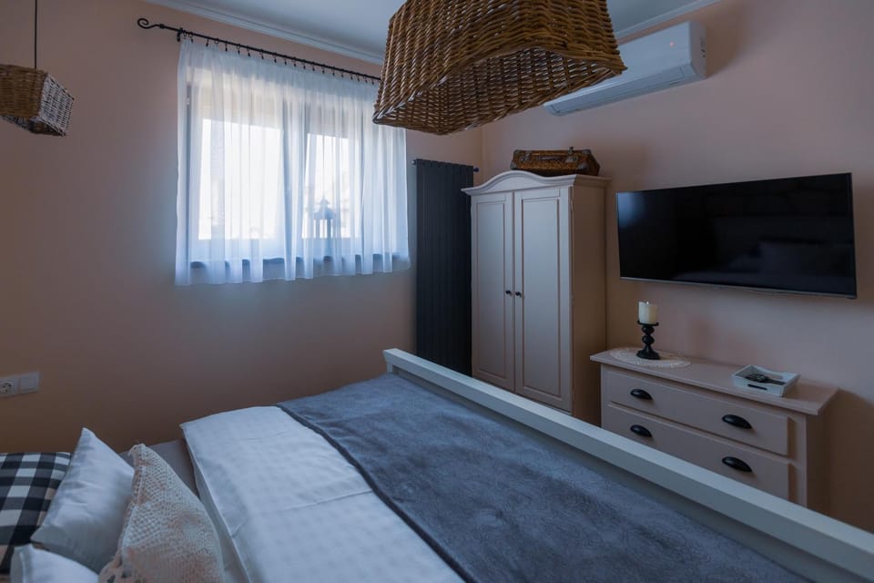 Bed, TV and multimedia, Photo of the whole room, Bedroom, wardrobe