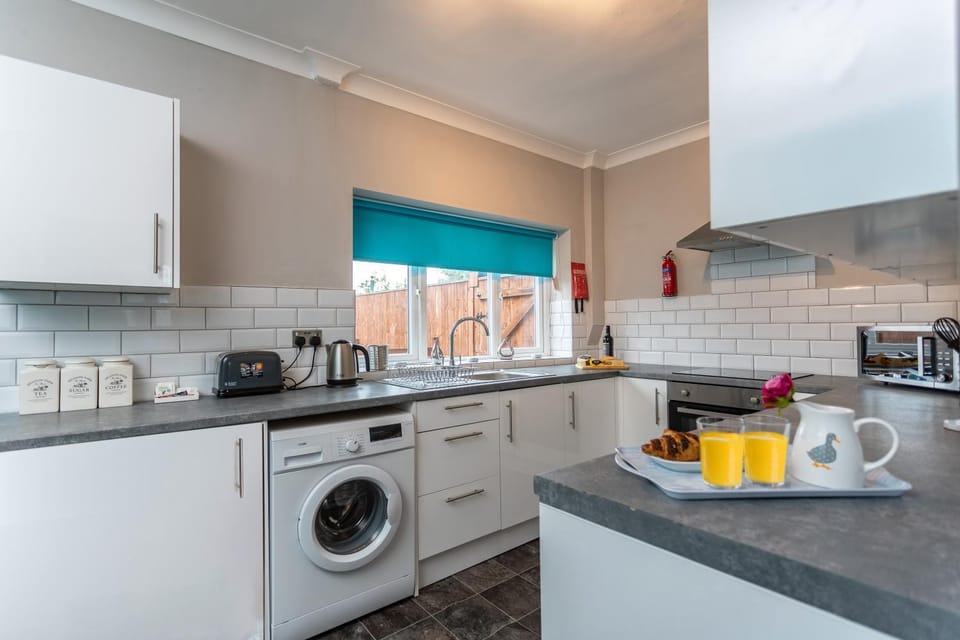 Coffee/tea facilities, Kitchen or kitchenette, oven, stove, toaster, washing machine