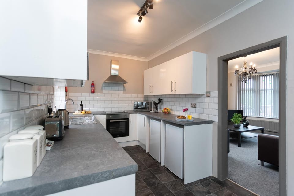 Kitchen or kitchenette, oven, stove, toaster, washing machine