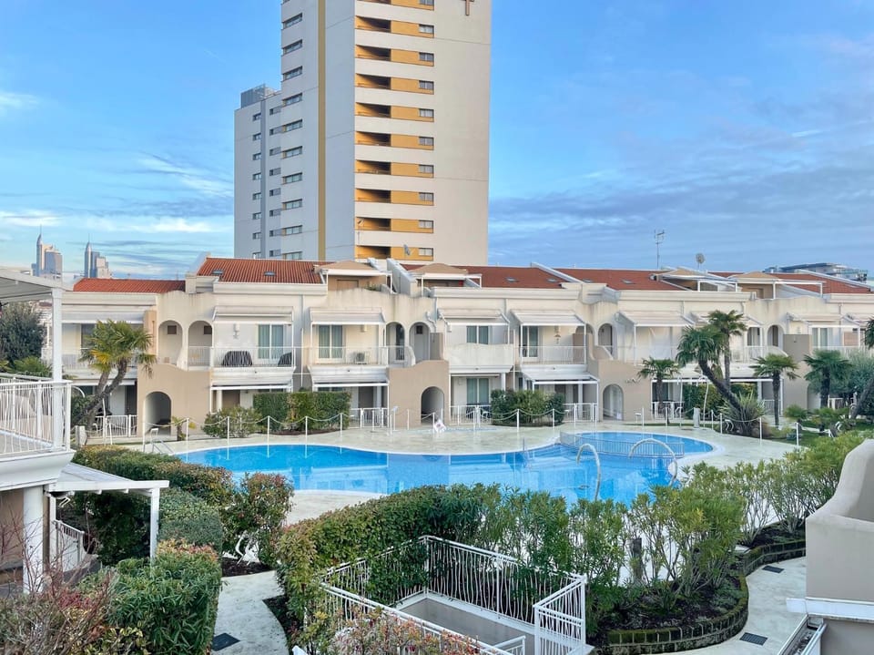 Day, Swimming pool