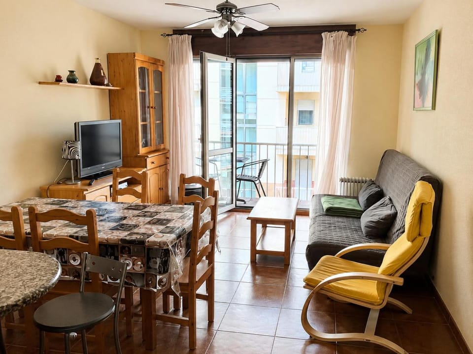 Communal lounge/ TV room, TV and multimedia, Seating area, Dining area