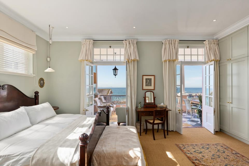 Bed, Balcony/Terrace, Seating area, Bedroom, Sea view