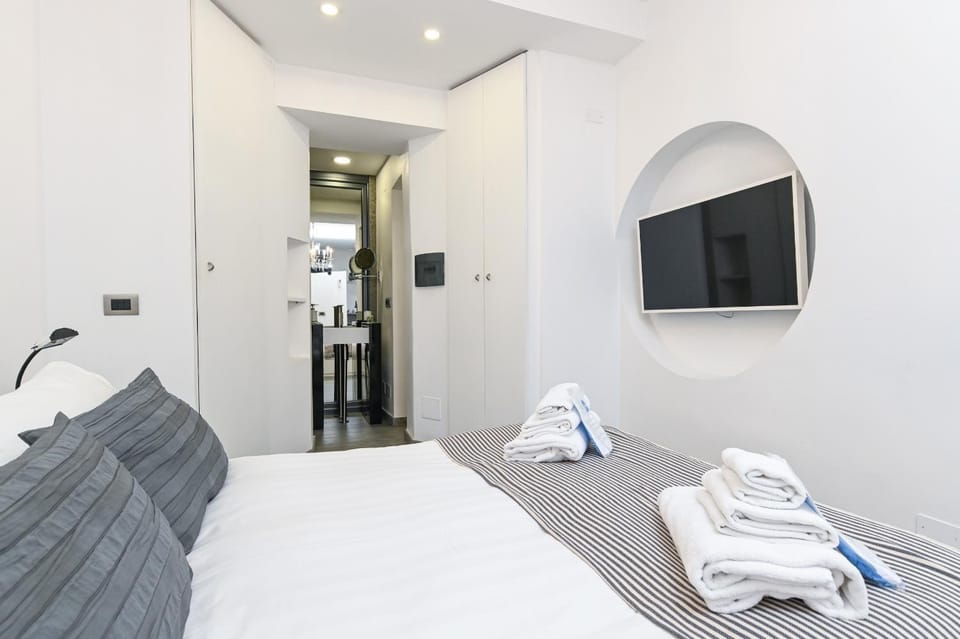 Bed, TV and multimedia, Other, Bedroom, towels