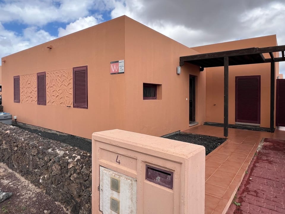 Anahi Homes Corralejo -Villa Dracaena 4 House in Maxorata