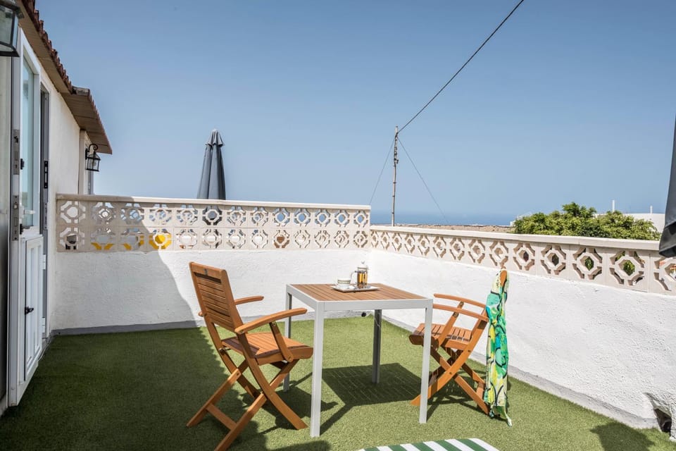 Property building, Balcony/Terrace, Living room
