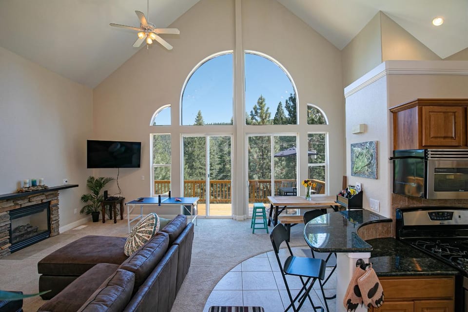 Donner Lake Home Walk to the Lake Trails & Family Activities House in Truckee