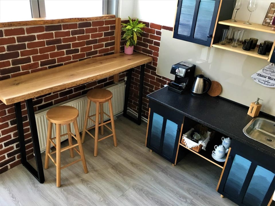 Kitchen or kitchenette, Seating area, Dining area