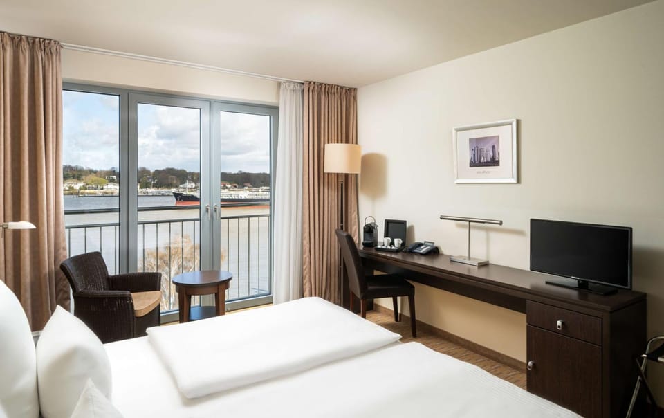 Bed, TV and multimedia, View (from property/room), Photo of the whole room, Bedroom