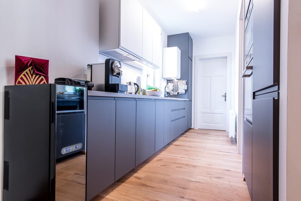 Kitchen or kitchenette, Photo of the whole room, Food, Alcoholic drinks