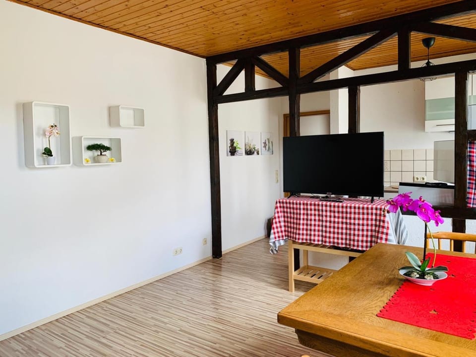 TV and multimedia, Seating area, Dining area