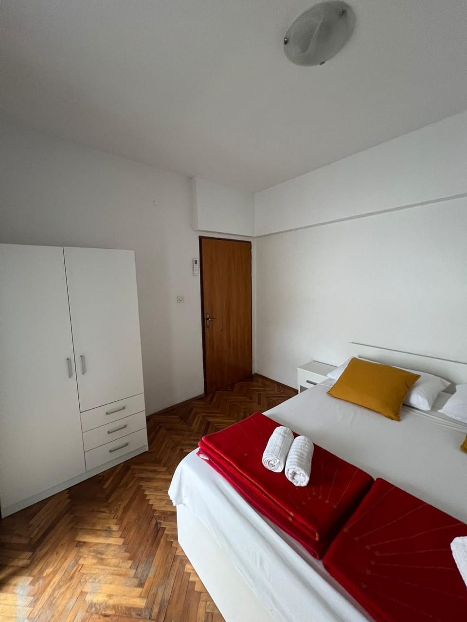 Bed, Photo of the whole room, towels