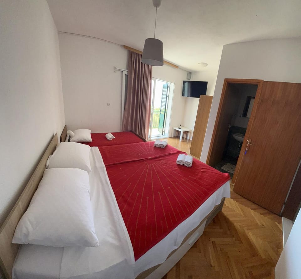 Bed, TV and multimedia, Photo of the whole room, towels, wardrobe