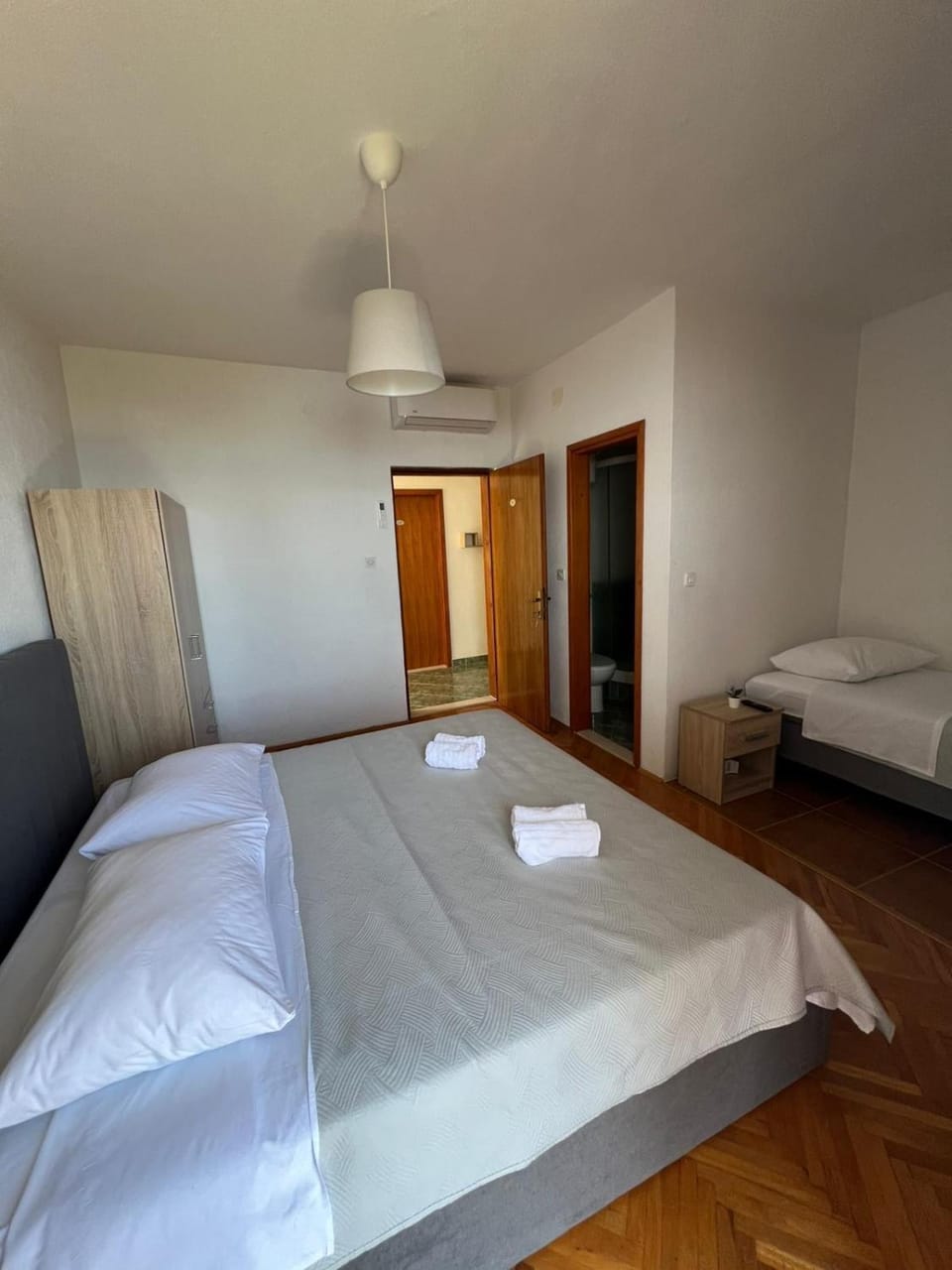 Bed, Photo of the whole room, wardrobe