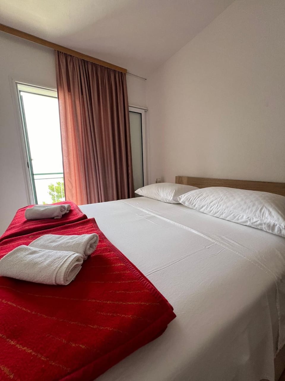 Bed, towels