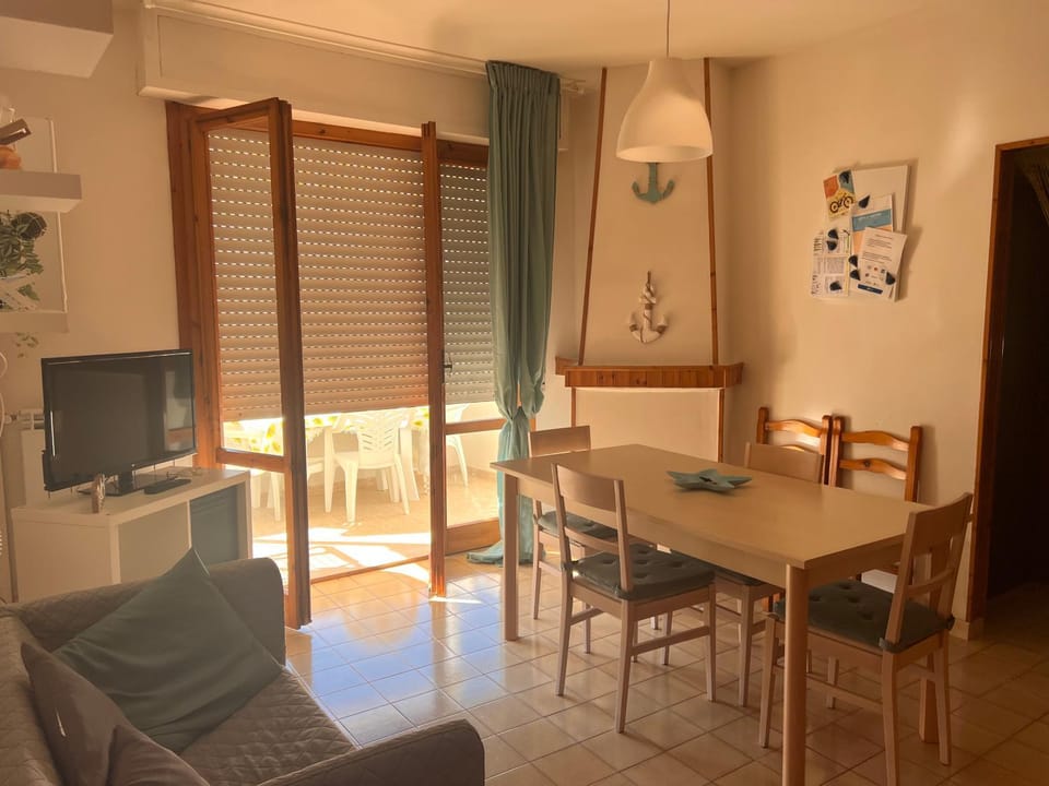 TV and multimedia, Living room, Seating area, Dining area