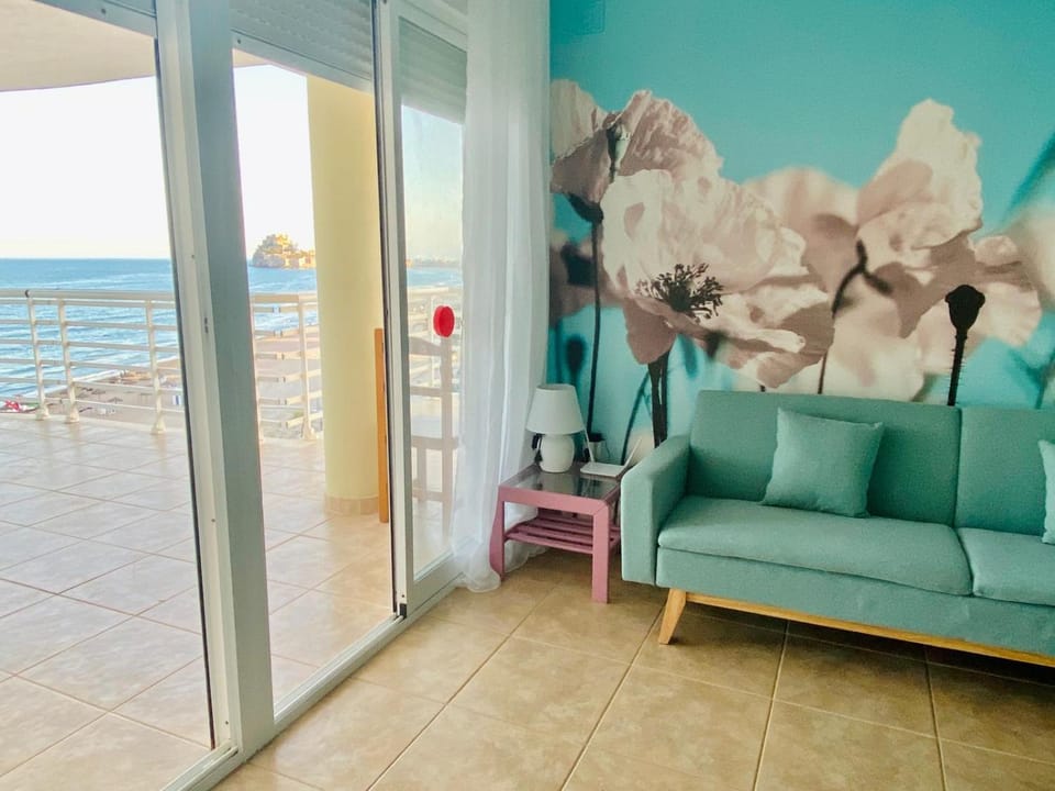 View (from property/room), Balcony/Terrace, Living room, Decorative detail, City view, Sea view, Street view