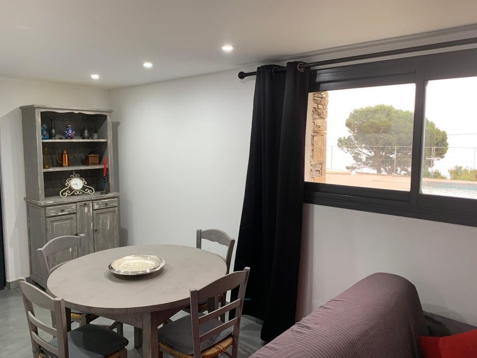 Seating area, Dining area