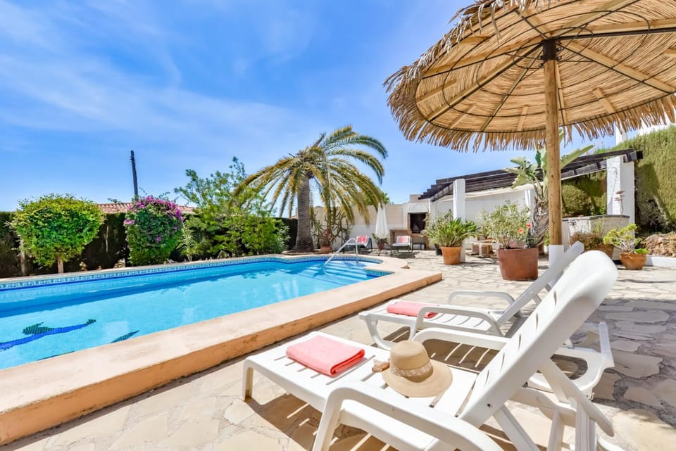 Swimming pool, sunbed