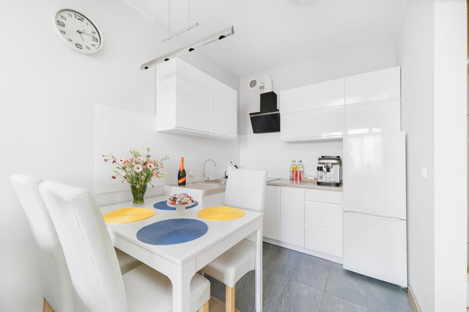 Kitchen or kitchenette, Dining area, dishwasher, minibar, oven, stove