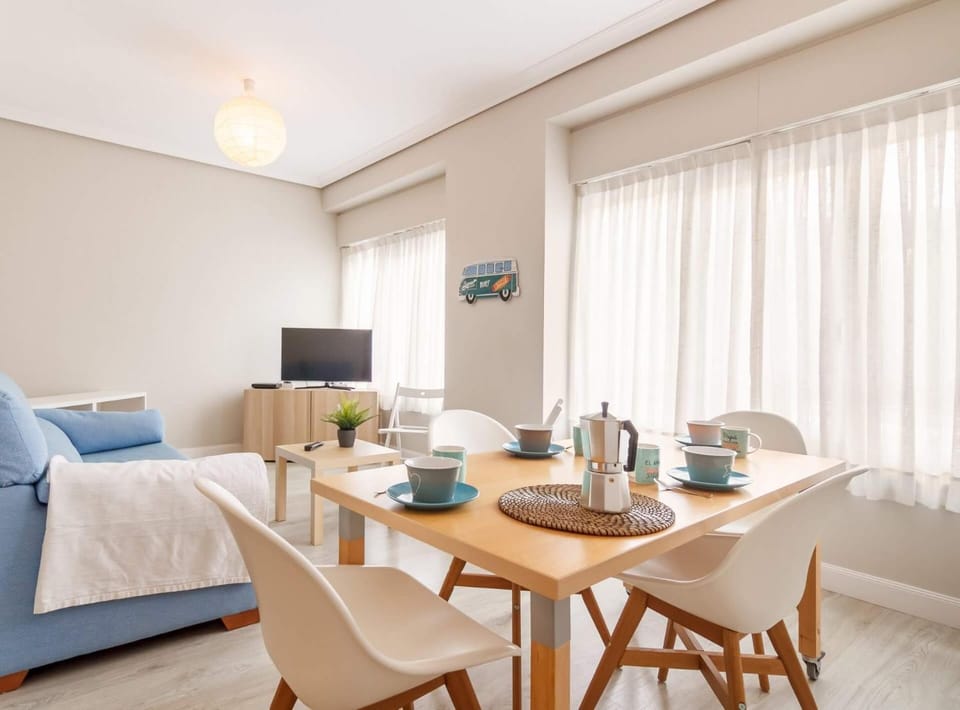 TV and multimedia, Living room, Seating area, Dining area