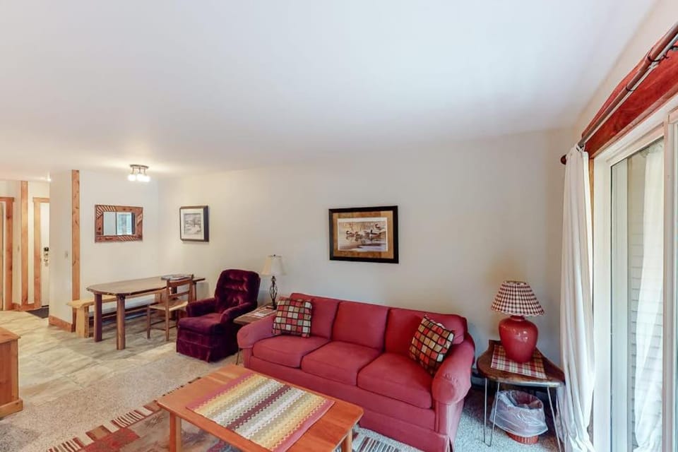 Ski Hike Getaway Apartment in Waitsfield
