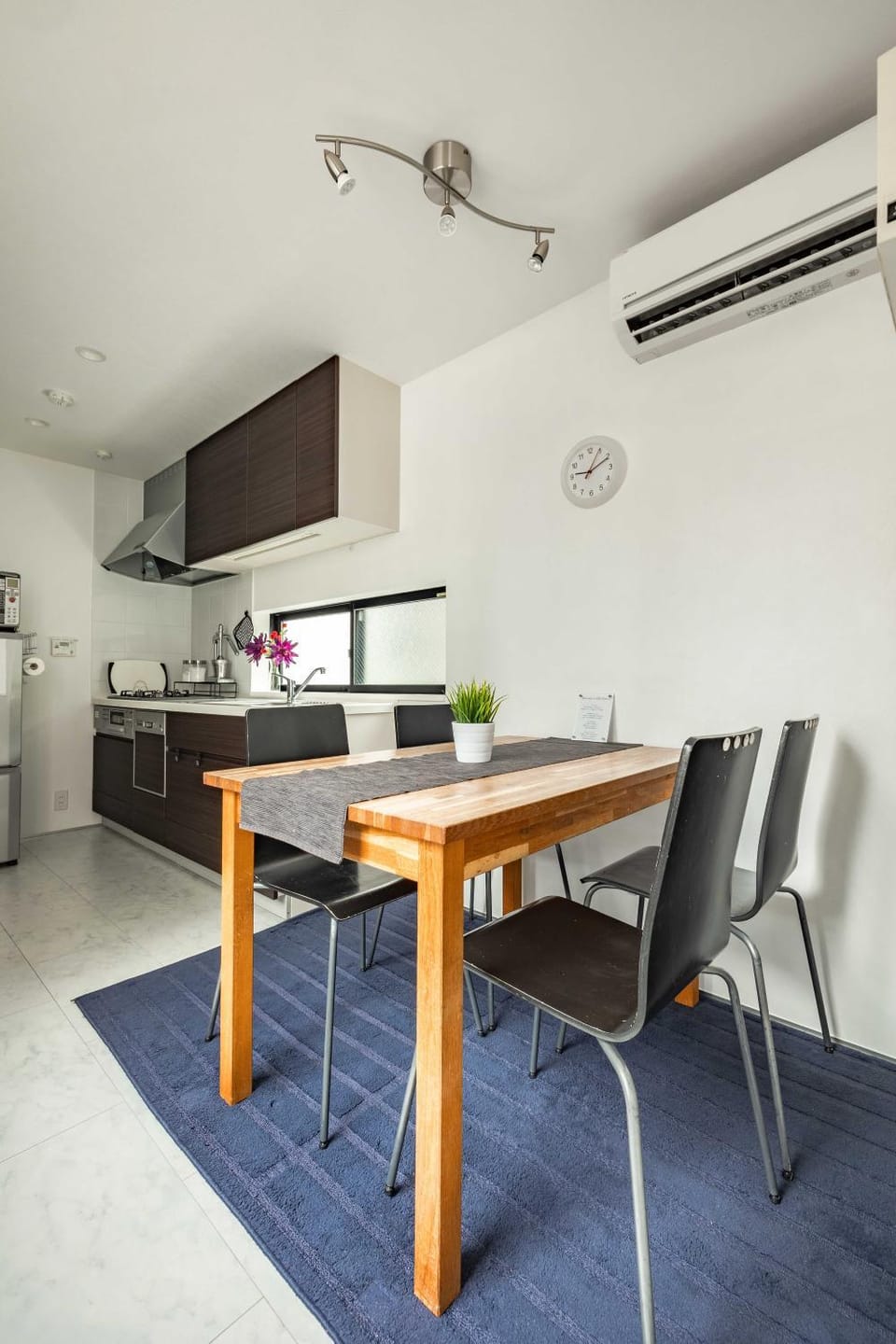 Kitchen or kitchenette, Seating area, Dinner, air conditioner