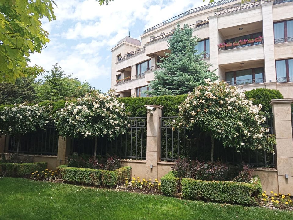 Property building, Facade/entrance, Garden