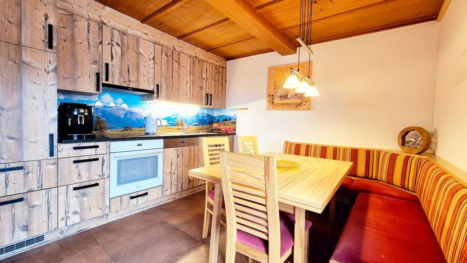 Seating area, Dining area, stove, kitchen