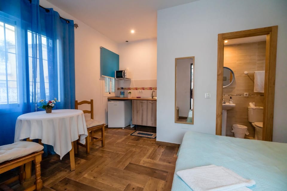 Bed, Dining area, Bedroom