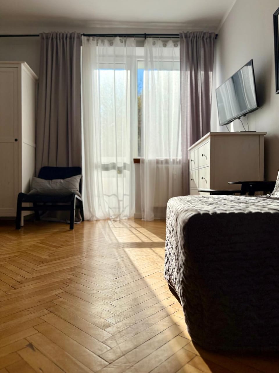 Communal lounge/ TV room, Bed, TV and multimedia, Photo of the whole room, Seating area, Evening entertainment, Bedroom
