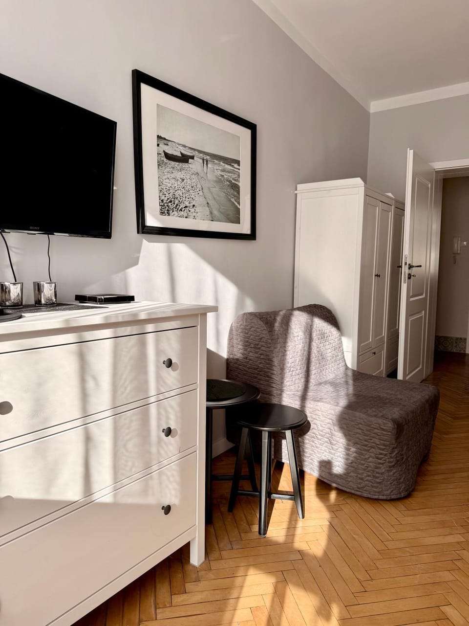 TV and multimedia, Living room, Seating area, wardrobe
