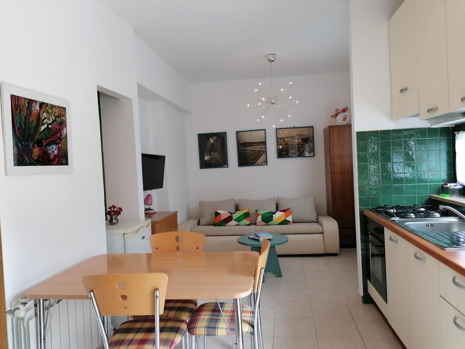 TV and multimedia, Kitchen or kitchenette, Living room, Seating area, Dining area