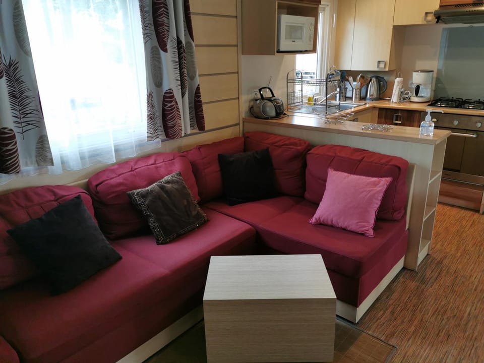 Kitchen or kitchenette, Seating area