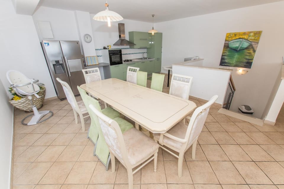 Kitchen or kitchenette, Seating area, Dining area
